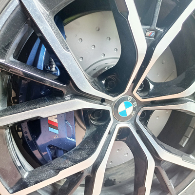 کالیپر ترمز 4 پیستونی BMW سری 3 چرخ های R18 اینچی با دیسک های 348 میلی متری